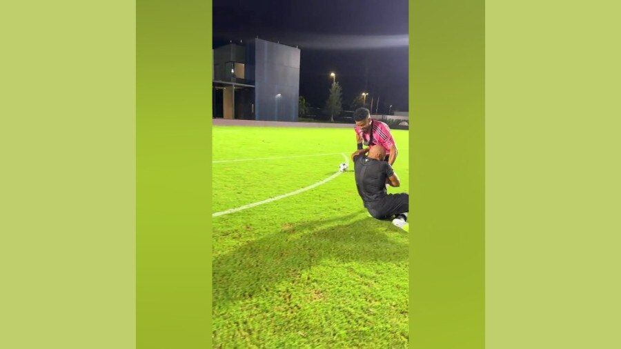 ویدیو| وقتی بادیگارد مسی بازیکنان را هم مهار می‌کند!