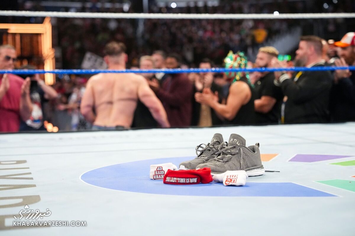 خبر ورزشی ⚽ پایان یک افسانه؛ خداحافظی احساسی جان سینا با رینگ +تصاویر و ویدیو کفش و دستبندهای جان سینا