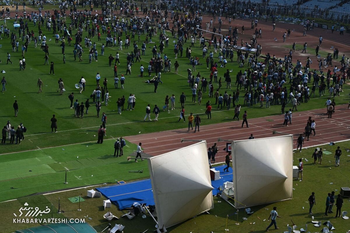 هجوم هواداران به زمین