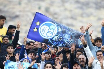 مراسم چهلم هوادار دوآتشه استقلال با پرچم و گل‌های آبی +تصاویر