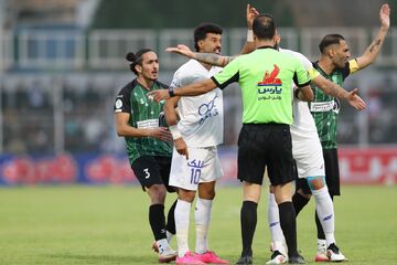 تصویر دلخراش بازیکن خیبر/ ضربه مهاجم استقلال کارت قرمز داشت؟ +عکس