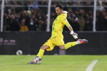 گلر استقلال ایران را ترک کرد