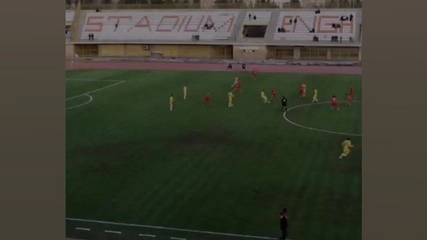 ویدیو| آفساید اشتباه باورنکردنی در لیگ آزادگان/ بازیکن جلوی چشم کمک داور بود!