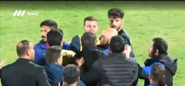 ویدیوی واضح از حمله تدارکات خیبر به مربی استقلال!