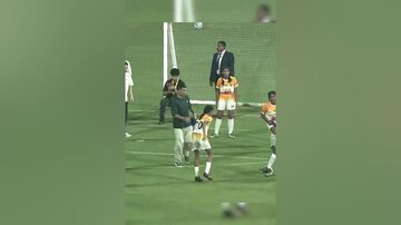 ویدیو| دختر هندی مقابل چشمان مسی به سوارس لایی زد!