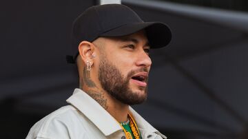 وقتی نیمار سعی می‌کند گمنام بماند؛ ستاره پرحاشیه با تغییر چهره‌ای خنده‌دار در نیویورک دیده شد! +عکس و ویدیو