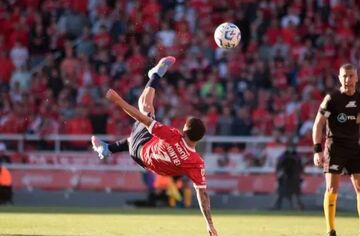 ویدیو| بهترین گل سال جهان فوتبال انتخاب شد/ گل آکروباتیک برنده جایزه پوشکاش ۲۰۲۵