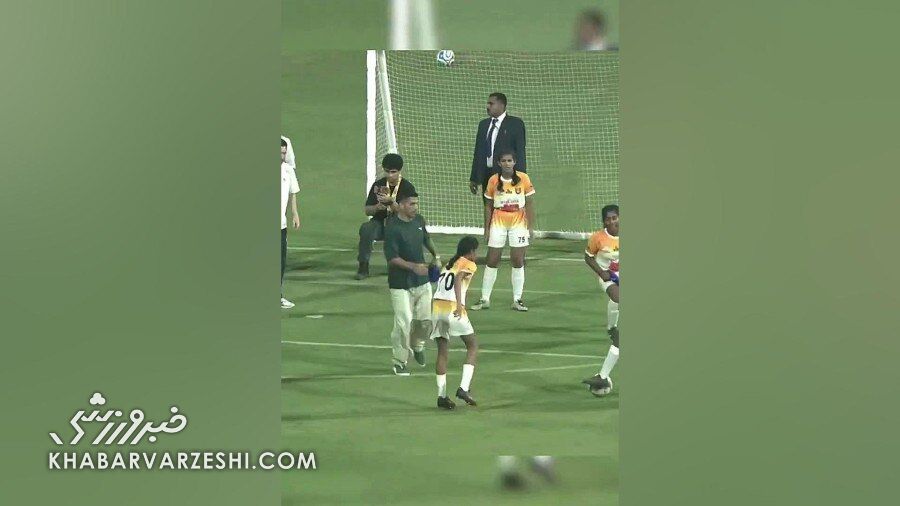 ویدیو| دختر هندی مقابل چشمان مسی به سوارس لایی زد!