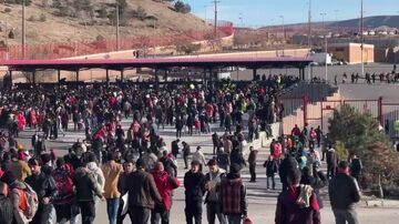 ویدیو| سیل جمعیت به سوی ورودی های ورزشگاه یادگار امام