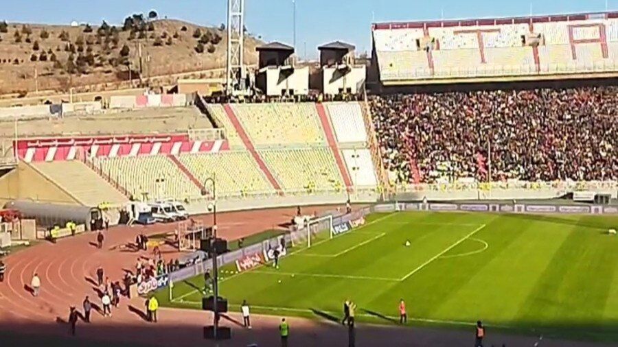 ویدیو| تماشاگران تراکتور به شدت بیرانوند را تشویق می‌کنند