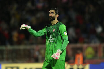 ویدیو| بیرانوند داور را هل داد و باید اخراج می‌شد