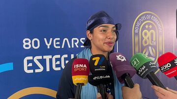 ویدیو| بازیکن آمریکایی بسکتبال زنان استقلال کلمات فارسی که یاد گرفته را می‌گوید!