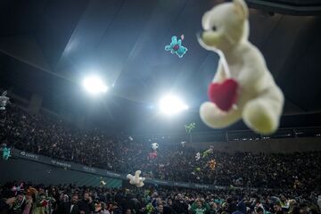 بارش اسباب‌بازی در ورزشگاه؛ فوتبال در خدمت مهربانی +تصاویر و ویدیو