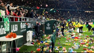 ویدیو| صدها اسباب بازی به داخل زمین چمن پرتاب شد!