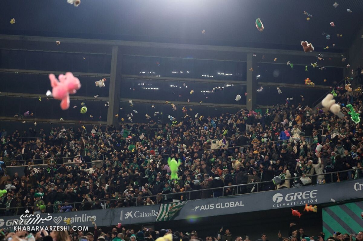 عروسک‌باران هواداران رئال بتیس