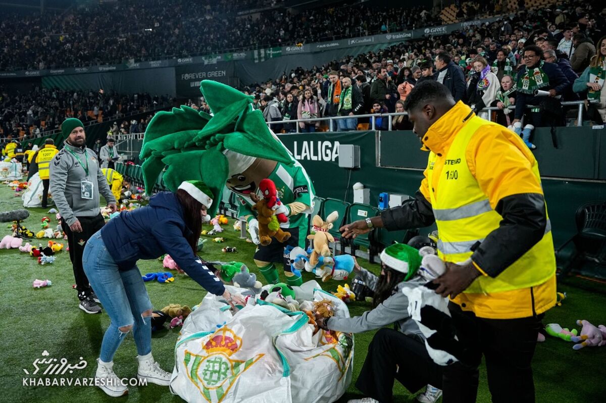 پرتاب اسباب بازی توسط هواداران رئال بتیس