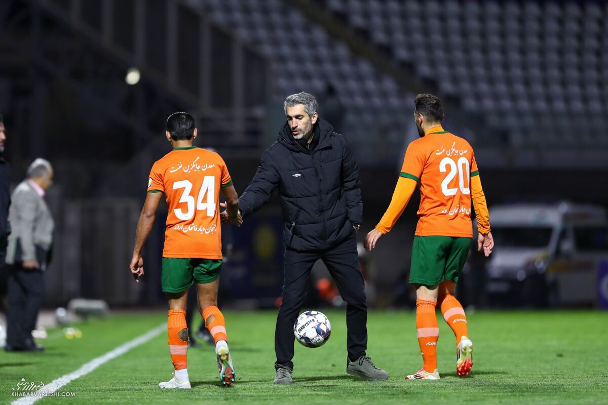 یک استقلالی استخوان در گلوی پرسپولیس