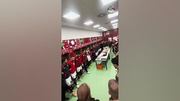 ویدیو| بازیکنان مصر در رختکن حمد و سوره می‌خوانند