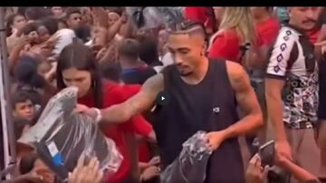 ویدیو| ستاره بارسلونا در زادگاهش مثل خادم وارد گود شد!