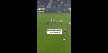 ویدیو| نجات رقیب از مرگ با واکنش سریع/ بازیکن هامبورگ جایزه فرپلی برد