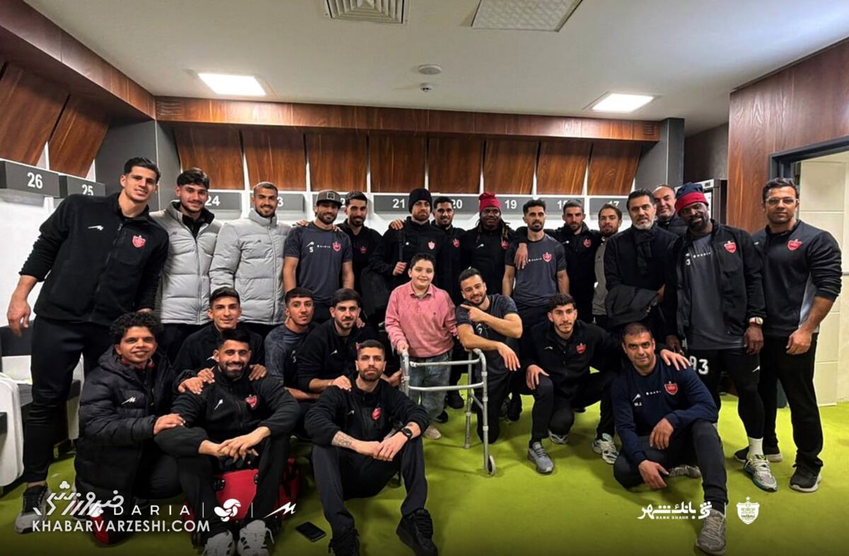 مهمان ناخوانده در رختکن پرسپولیس/ واکنش دسته جمعی سرخها +عکس