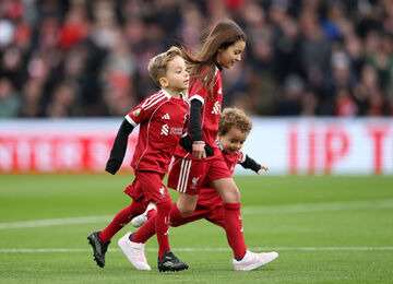 ویدیو| رقم خوردن صحنه‌های احساسی در آنفیلد/ بازی فرزندان ژوتا با فان دایک