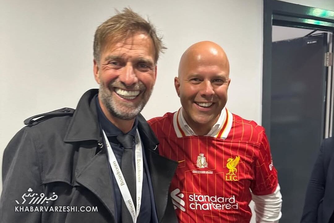 عکس یادگاری یورگن کلوپ با آرنه اشلوت پس از قهرمانی لیورپول در لیگ برتر