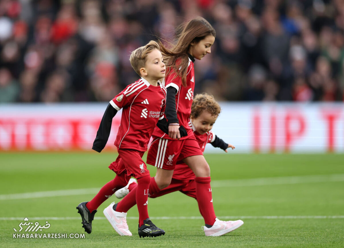 فریم به فریم با سکوت احساسی در قلب فوتبال/ وراثان ژوتا دست به دست کاپیتان قبل از کریسمس +عکس