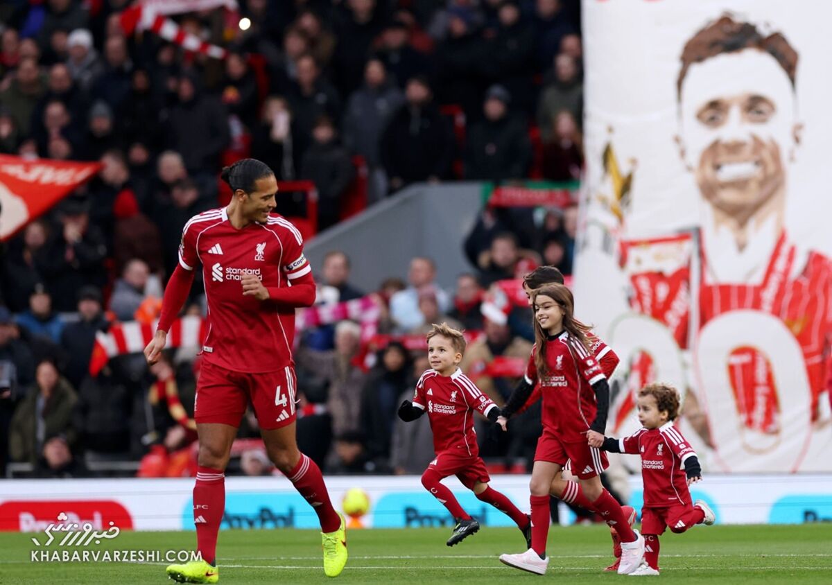 فرزندان دیوگو ژوتا در کنار ویرجیل فان دایک