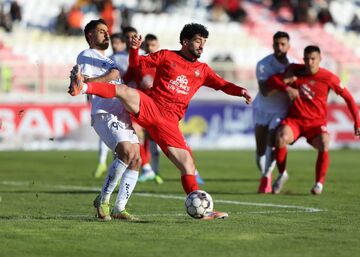 تراکتور با اسکوچیچ در برف ماند و از کورس عقب افتاد