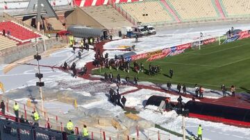 ویدیو| چالش تراکتوری‌ها برای خروج از ورزشگاه در یخبندان