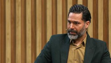 ویدیو| بابت صعود به جام جهانی دو متر پارچه چادری دادند/ واکنش مجری: پس حواله پورشه و بنز چی بود؟