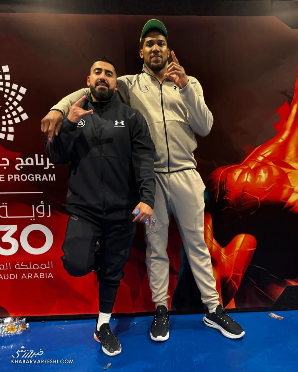 سینا قائمی در کنار آنتونی جاشوا