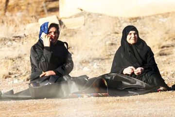 تصویر تلخ فوتبال ایران؛ یک مادر و مادربزرگ تماشاگر بازی فرزندشان از روی کوه‌ها +عکس