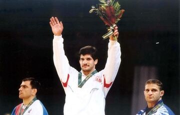 ویدیو| فینال تاریخی بین اسطوره‌های کشتی ایران و روسیه/ رسول خادم با مغلوب کردن خادارتسف طلایی شد