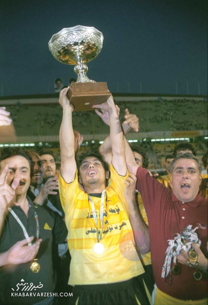 کاپ قهرمانی جام حذفی در دست بازیکنان سپاهان