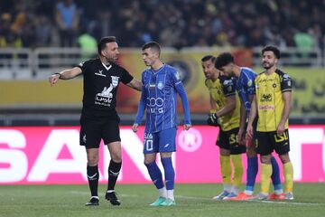 ماجرای یک پنالتی غیرمنتظره در دیدار سپاهان و استقلال/ چه کسی برای آبی‌ها خطا گرفت؟ +عکس