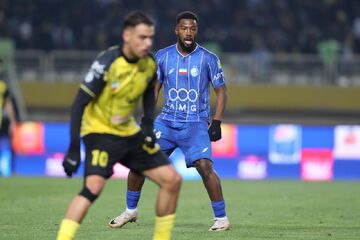 دو ستاره استقلال در اصفهان دست به یقه شدند +عکس