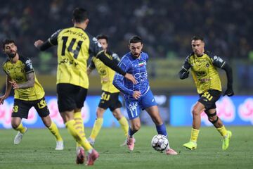 سوتی پشت سوتی؛ تنها عنصر همیشه ثابت در پخش تلویزیونی فوتبال ایران