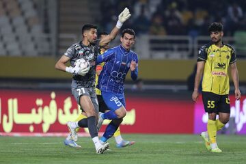 طلسم سرخابی‌ها ادامه دارد/ حسینی نه استقلال را می‌برد، نه پرسپولیس را!