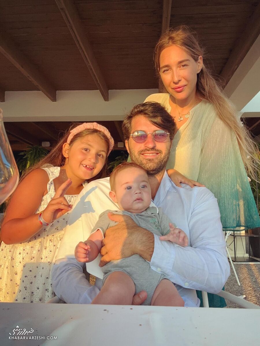 عکسهای کریسمسی کریم انصاریفرد با همسر و فرزندانش