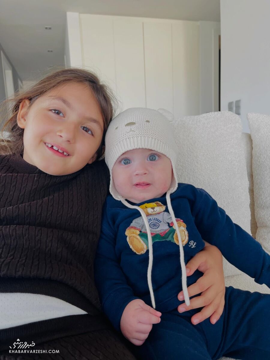 عکسهای کریسمسی کریم انصاریفرد با همسر و فرزندانش