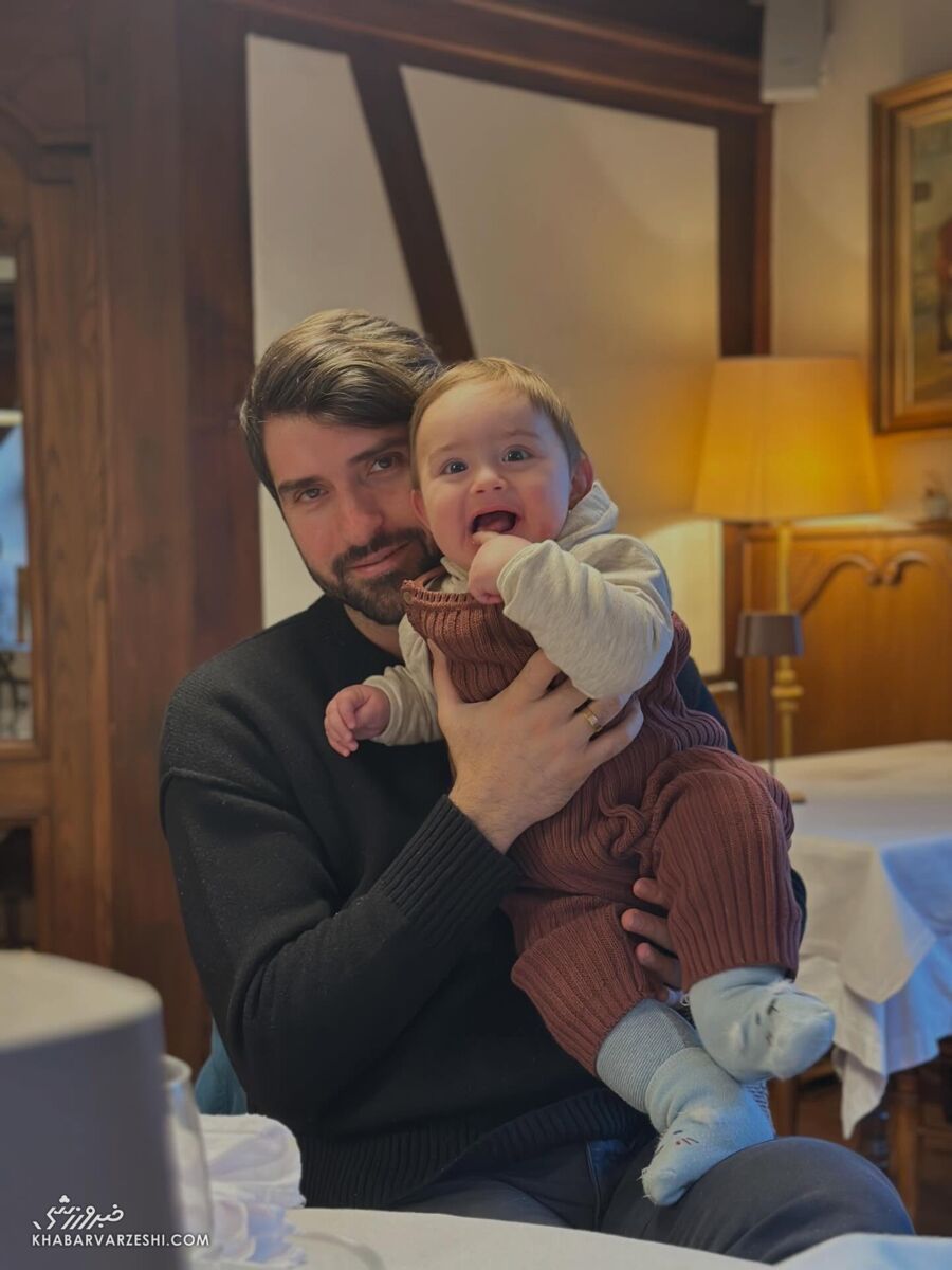 عکسهای کریسمسی کریم انصاریفرد با همسر و فرزندانش