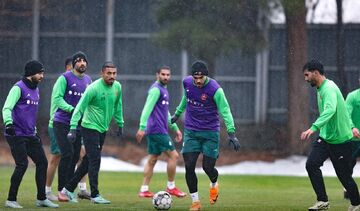 ویدیو| بازگشت پرسپولیس به تمرینات زیر باران