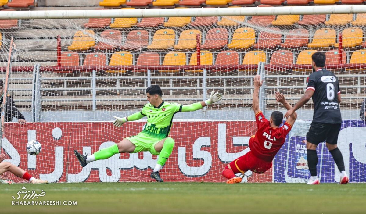 فولاد ۳ - پرسپولیس ۱/ فاجعه پرسپولیس با شکست سنگین به فولاد ۱۰ نفره/ ورژن جدید اوسمار بوی قهرمانی نمی‌دهد