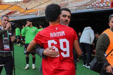 ستارگان می‌درخشند؛ دود از کنده بلند می‌شود