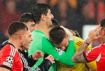 جایزه بازی جوانمردانه سال فوتبال را به او بدهید/ صحنه زیبایی رقم زد که از این دنیا نبود +عکس