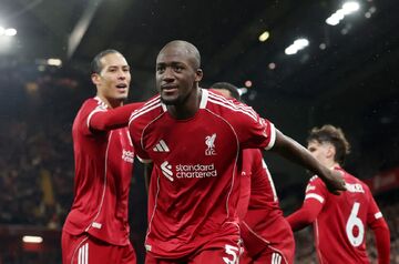 بازگشت احساسی پس از فوت پدر؛ گلزنی و گریه در آغوش هم‌تیمی +تصاویر