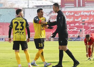 سپاهان رسماً شاکی شد/ تصمیم داور در نتیجه نهایی بازی با تراکتور تاثیر داشت