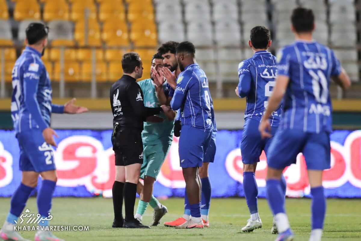 کارشناس داوری صحنههای تاثیرگذار استقلال - پیکان/ داور یک اشتباه داشت؛ گل سوخت یا پنالتی؟ کارشناس داوری صحنههای تاثیرگذار استقلال - پیکان/ داور یک اشتباه داشت؛ گل سوخت یا پنالتی؟